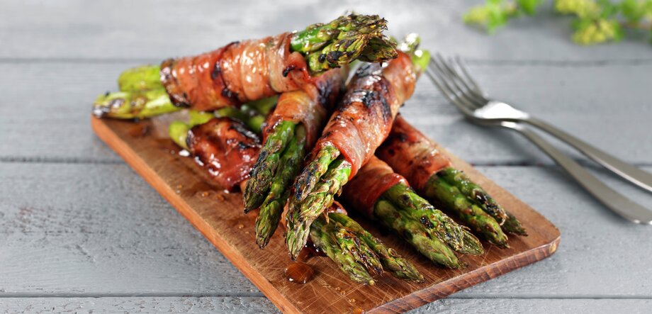 Asparges med glasert bacon