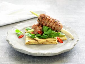 Grillet svinekjøtt på spyd med asiatiske pannekaker