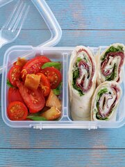 Wrap med salami og kremost