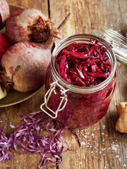 Rød sauerkraut med rødbete
