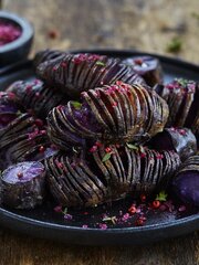 Blå hasselbackpoteter med rødbet- og rosépeppersalt