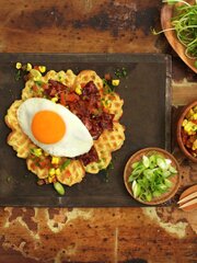 Vaffel med egg og bacon