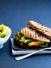 Grillsandwich med timiankylling og grønnsaksmiks