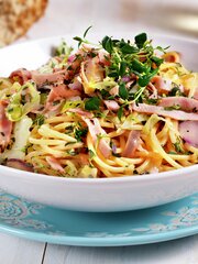Spagetti med pepperskinke og spisskål