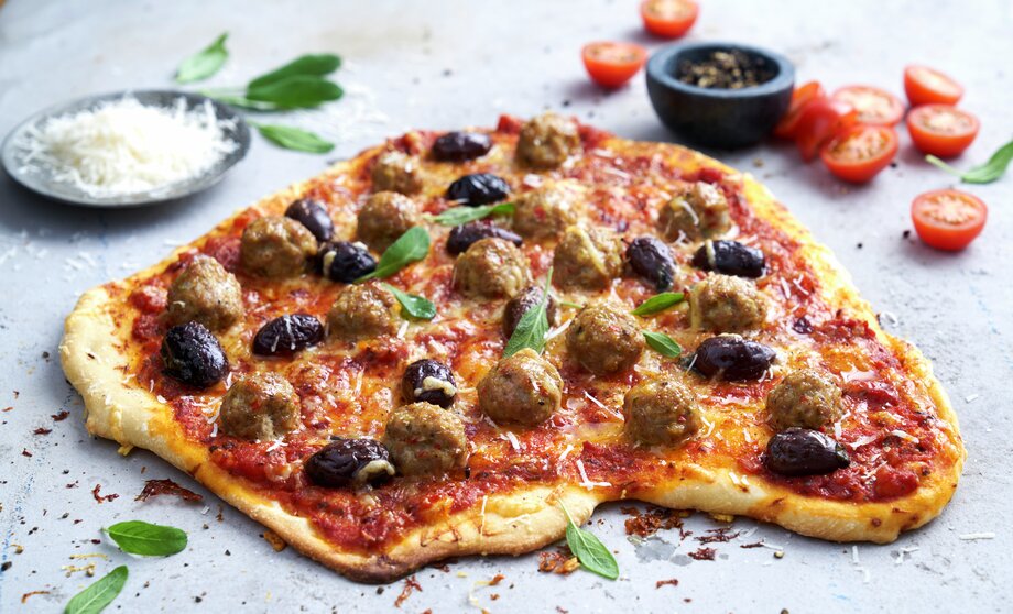 Pizza med kjøttboller og oliven
