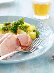 Sommerskinke med potet- og urtesalat