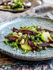 Gravet reinsdyr med mandelpotetsalat