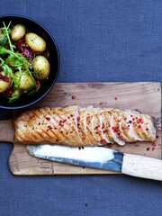 Helgrillet indrefilet av svin med bakt nypotetsalat