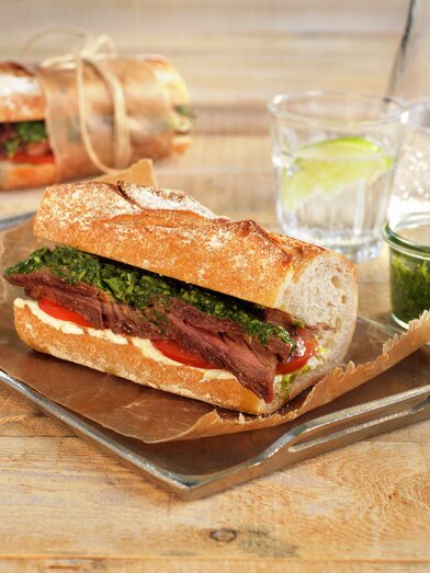 Baguette med biff og chimichurri