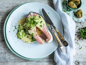 Kokt laks med agurksalat og sandefjordsmør