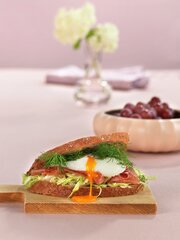 Høy sandwich med posjert egg