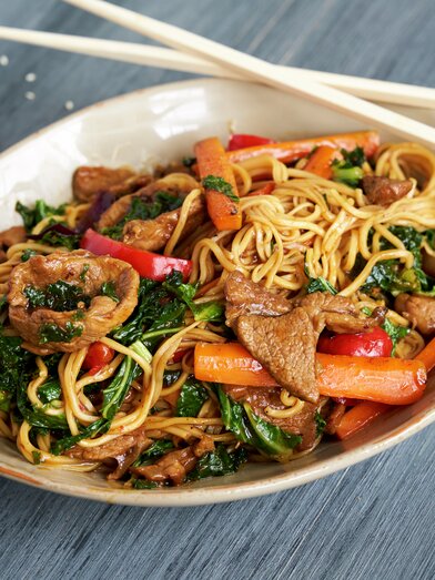 Rask wok med lam og nudler