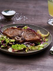Lammekoteletter med asiatisk kålsalat