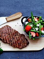 Grillet biff med jordbær- og bønnesalat