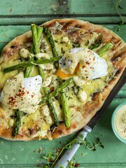 Pizza med posjert egg og asparges