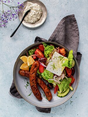 Lammepølser med gresk salat