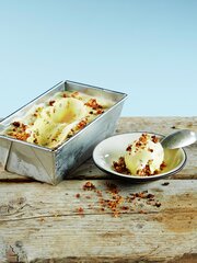 Iskrem med karamellisert brød