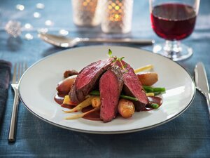Reinsdyrfilet med stekt sopp og småløk