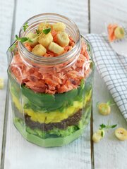 Salat med varmrøkt laks