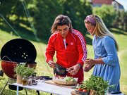 Erlend Elias og Anette griller