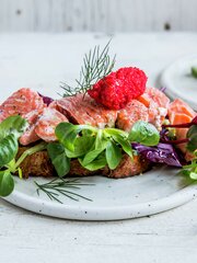 Laksesmørbrød med urtedressing