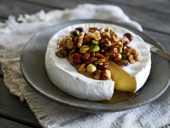 Bakt brie med nøtter