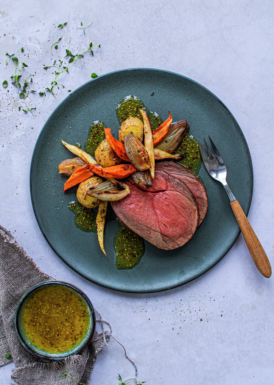 Reinsdyrstek med ovnsbakte rotgrønnsaker