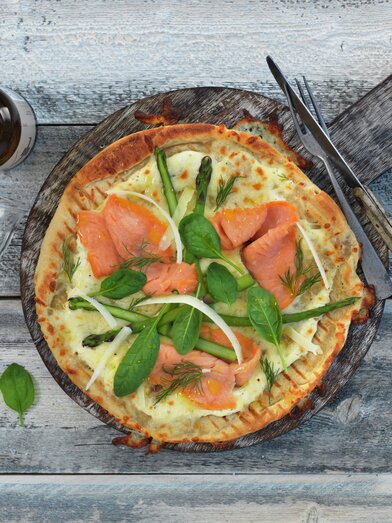 Grillet pizza med røkt laks
