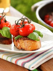 Grillet bruschetta med tomat og tapenade