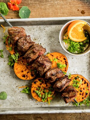 Grillet biffspyd med søtpotet