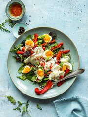 SALAT MED SKREI OG BAKT PAPRIKA
