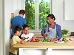 Familie på kjøkken 1