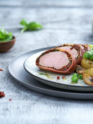 Innbakt svinefilet med soltørkede tomater