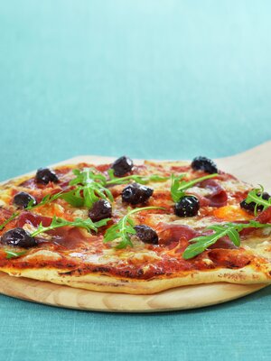 Italiensk pizza med spekeskinke og oliven