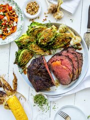 HELGRILLET ENTRECÔTE MED TILBEHØR