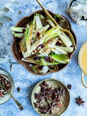 Lune endiver , appelsinsaus med krydder - stemningsbilde tilbehør jul