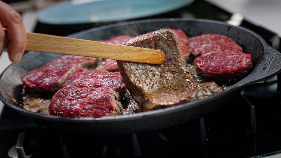 Biff til mange, bruning av biff i panne