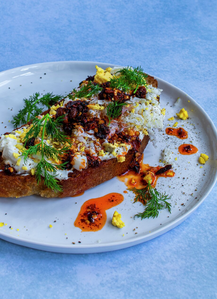 Surdeigsbrød med revet egg