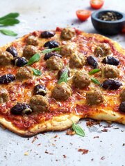 Pizza med kjøttboller og oliven