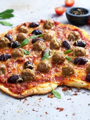 Pizza med kjøttboller og oliven