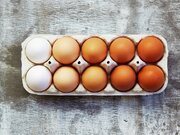 Hvite og brune egg i eggekartong