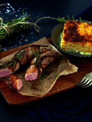 Baconsurret lammefilet med gratinerte rotgrønnsaker