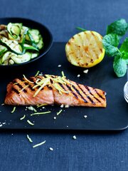 Grillet laks med squashsalat og mynteyoghurt