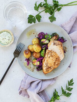 Kyllingfilet med frisk kålsalat