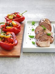 Glasert svinefilet med fylte paprika