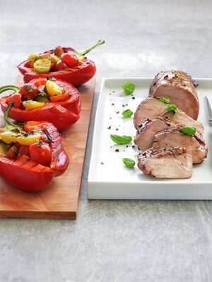 Glasert svinefilet med fylte paprika